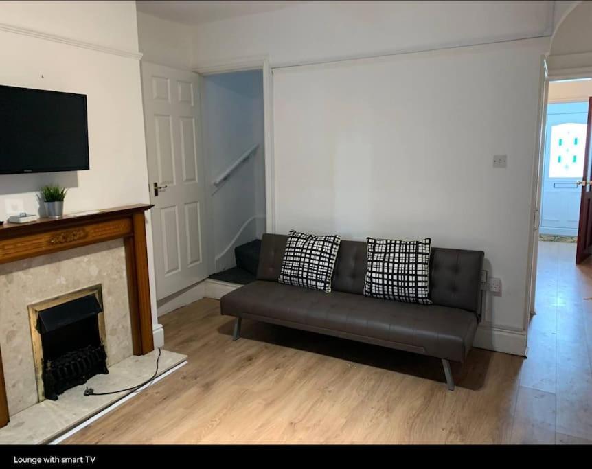 Wv1 Budget Contractor Stays- 5 Beds - Discounts Ok Wolverhampton Zewnętrze zdjęcie